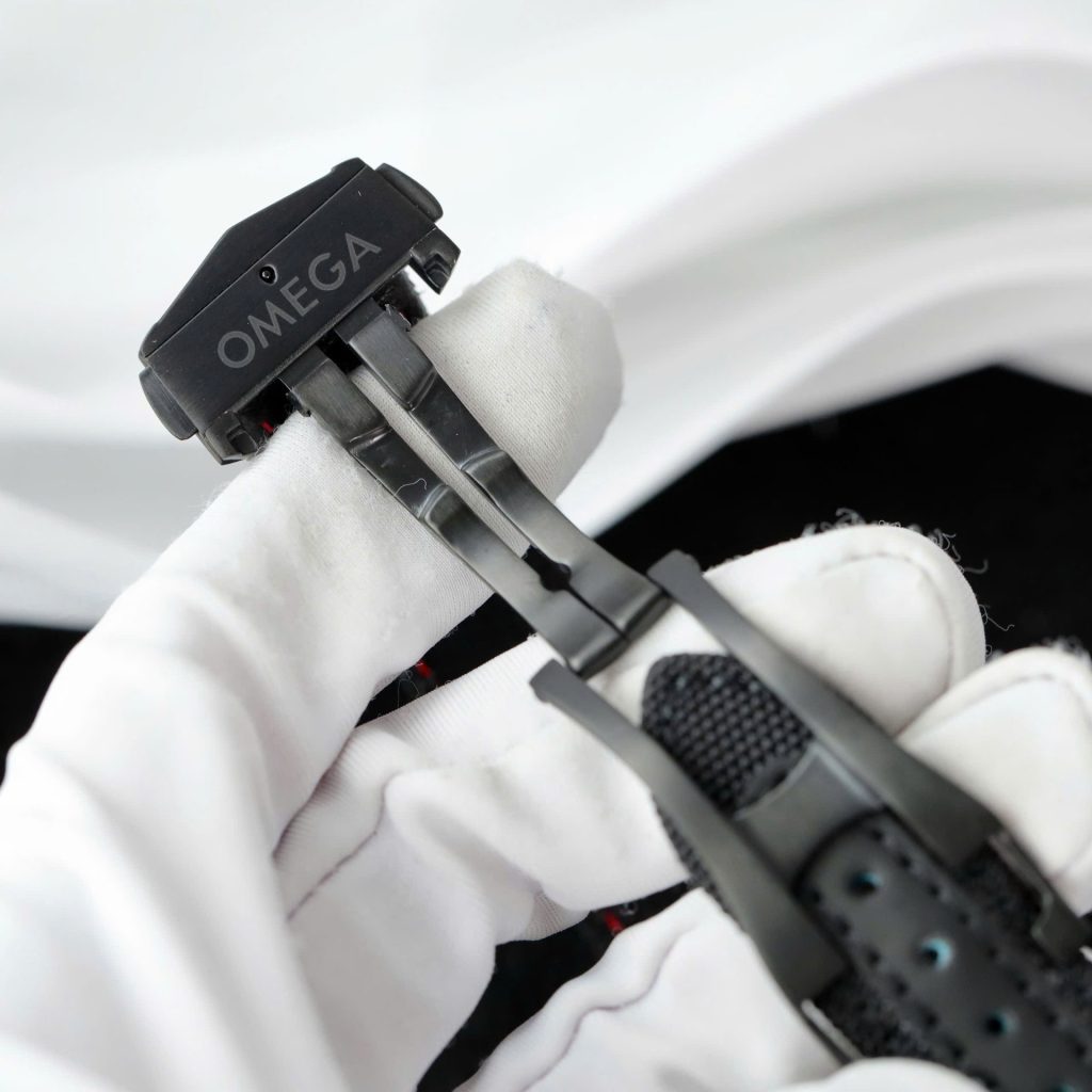 Omega SpeedMaster Dark Side Of The Moon 311.92.44.51.01.005 44mm 8