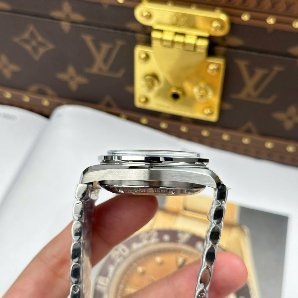 Omega Speedmaster Snoopy Avard 42mm 10