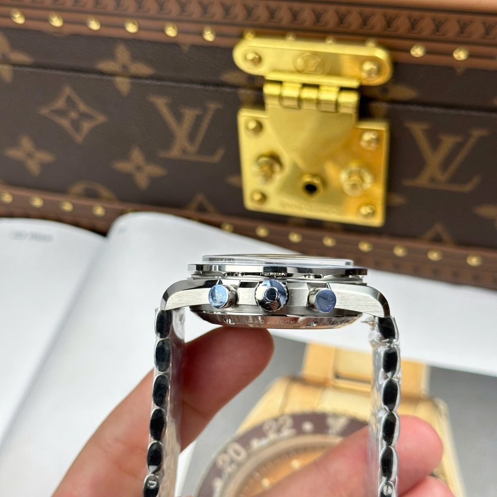 Omega Speedmaster Snoopy Avard 42mm 9