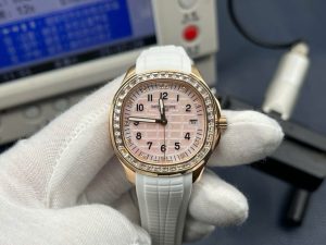 Patek Philippe Aquanaut 5268R Shell Dial Rose Gold 38mm